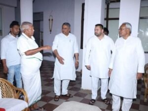 Nitish Meet laloo at his Patna residence